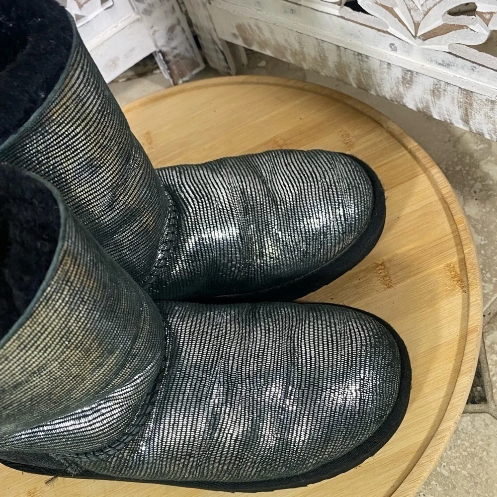 UGG Bailey Bow Lizard Black & Silver Women’s Size 6/ EU 36 Short Boots
